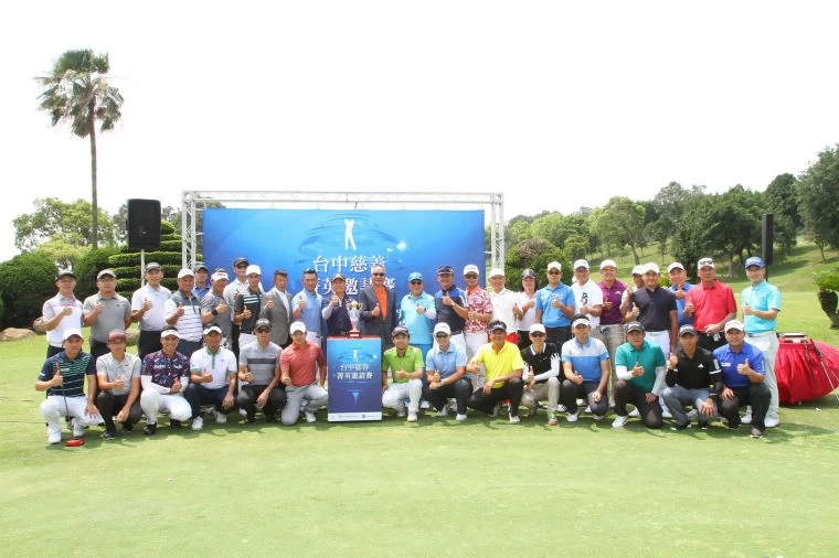 參賽選手代表與大會貴賓合影。