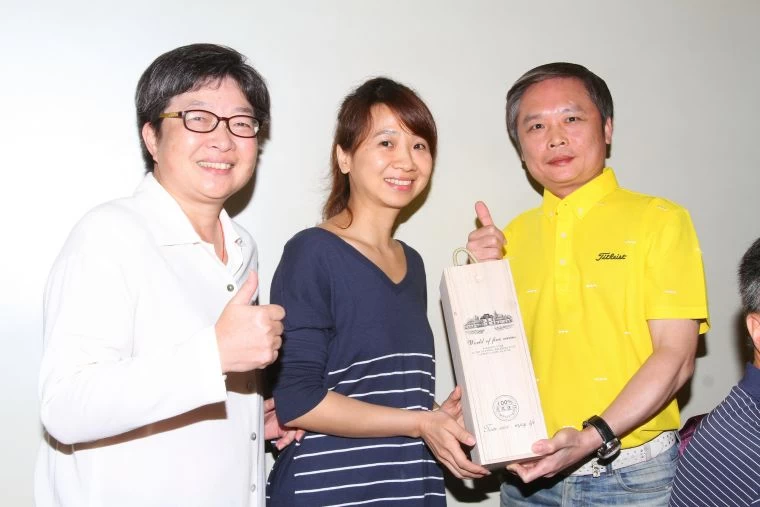 中華民國壘球協會副理事長林昆漢(右)拍得德醲企業捐出的「黑皮諾之王」德國冠軍酒。