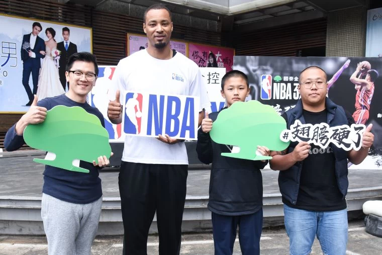 NBA球星Ray Allen與國泰金控粉絲們玩飛鏢,挑戰神準度。