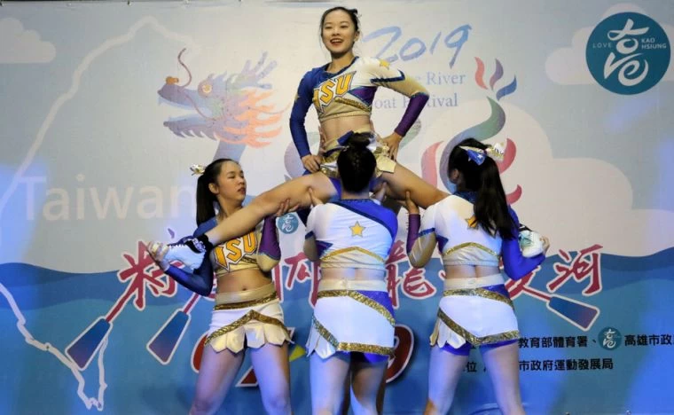 義守大學啦啦隊為高雄愛河端午龍舟嘉年華報名記者會開場揭開序幕。高雄市運動發展局提供
