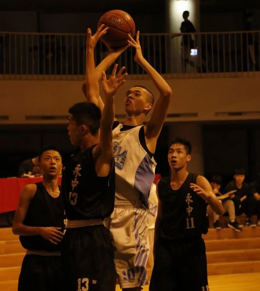 福和陳慶達破解包夾籃下賣高。