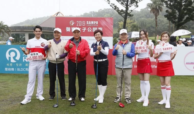 聲寶之星與開球貴賓合影,(左起)聲寶之星丶台北球場董事長林於豹丶TLPGA理事長鄭美琦丶聲寶集團總裁陳盛沺丶瑞智公司總經理馮明法丶聲寶之星。