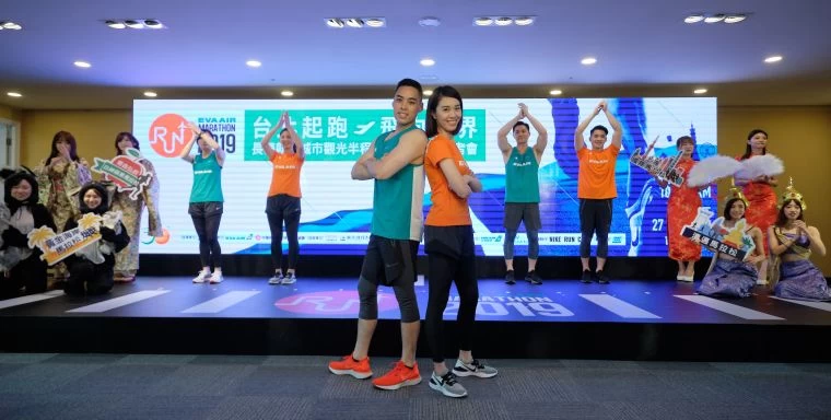 長榮航空於今(16)日舉辦「2019長榮航空城市觀光半程馬拉松」宣告記者會,展示全新設計的綠款和橘款賽衣,並以「長榮世界跑」的概念,由台北跑向世界,與澳洲黃金海岸、日本青森、上海、泰國清邁…等國際馬拉松交換名額,為消費者量身打造團體旅遊或自由行的路跑產品。