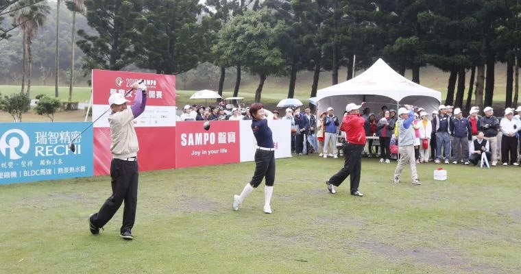 開球儀式貴賓(左起)台北球場董事長林於豹丶TLPGA理事長鄭美琦丶聲寶集團總裁陳盛沺與瑞智公司總經理馮明法。