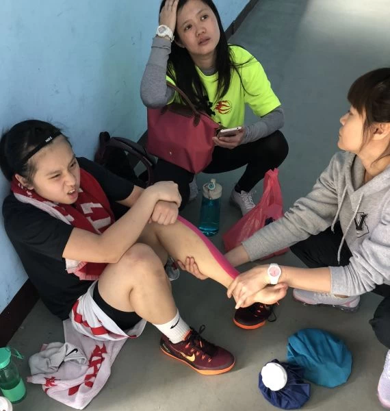 民族陳梓薰第一節傷了腳踝短暫換下又抱傷硬撐,賽後疼痛加劇。