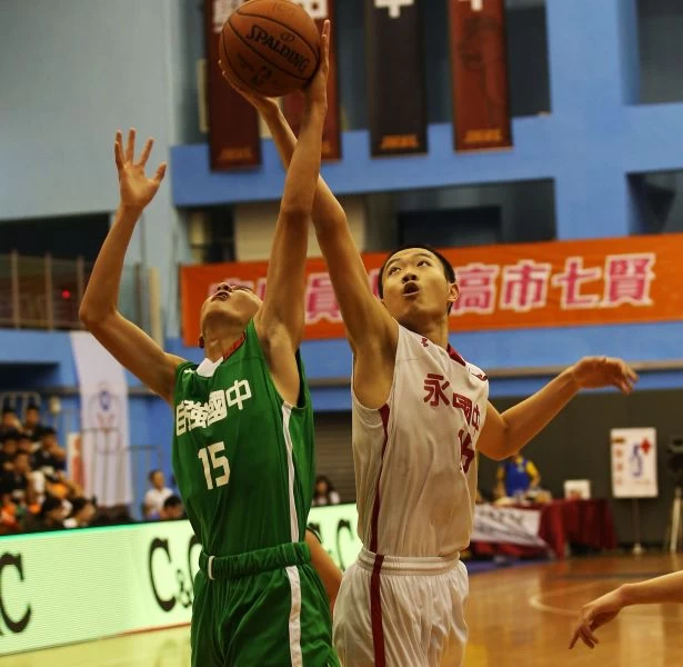 永吉陳柏廷(右)、自強曾開佑(左)爭球不相讓。