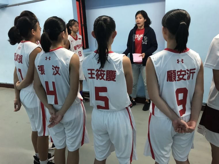 普門開胡女教頭戴琬蓉精神講話。