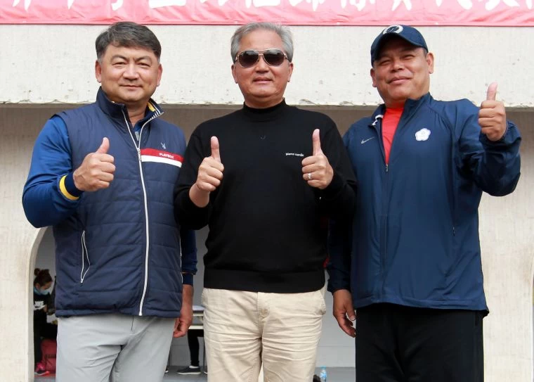 大同高中田徑隊教練邱為榮(中)、朱明芳(右)和張浩桂。林嘉欣/攝影。