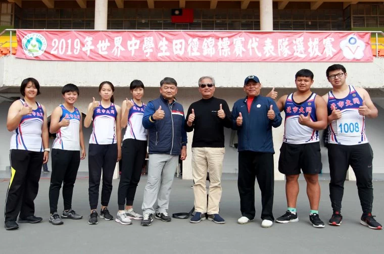 邱為榮(右四)和大同高中田徑隊。林嘉欣/攝影。