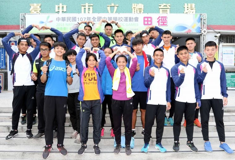 劉志宏(後排左起)和弟弟劉嚴澤去年一起率隊參加台中全中運。林嘉欣／攝影。