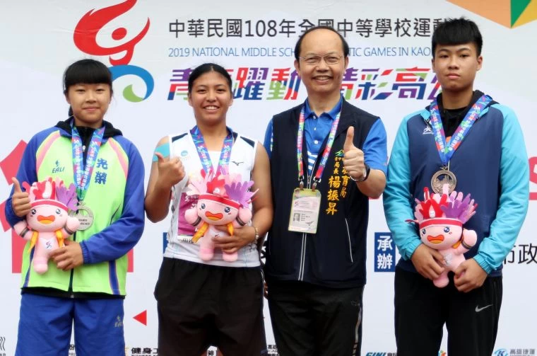 台中市后綜高中國中部潘聖双(左二)以50公尺73在全中運國女標槍拿下大會首金。林嘉欣/攝影。
