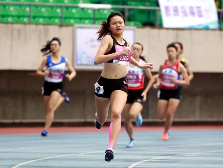 全中運高女400公尺預賽,楊睿萱(前)奪分組第一。林嘉欣/攝影。