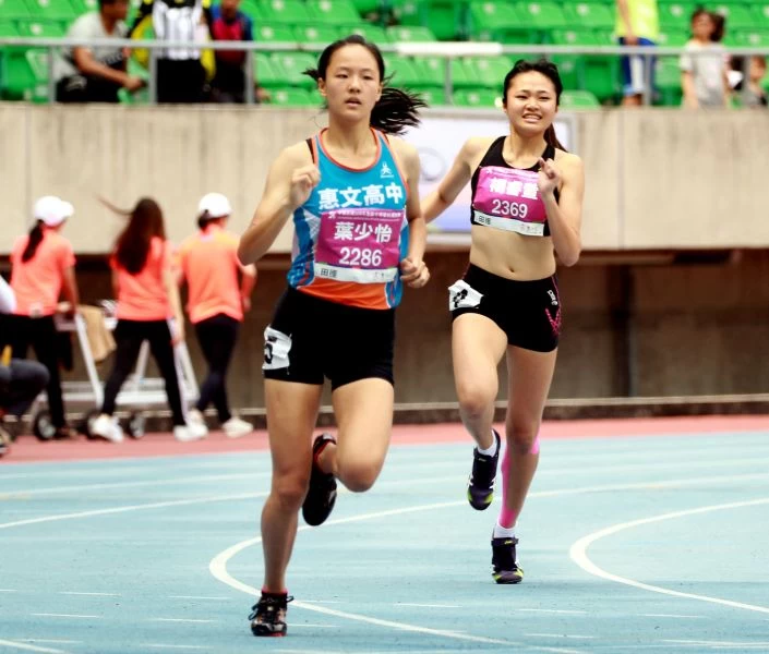 全中運高女400公尺準決賽,楊睿萱(右)拉傷落居第八。林嘉欣/攝影。