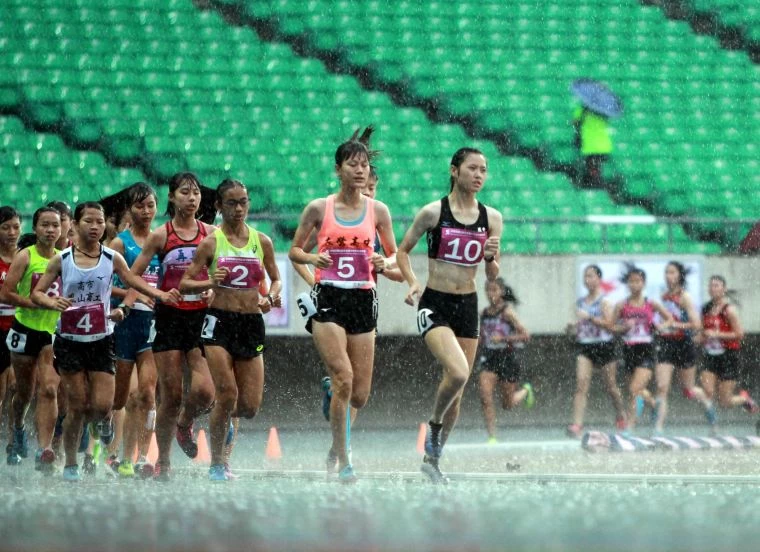 高女10000公尺在雨中競技。林嘉欣/攝影。