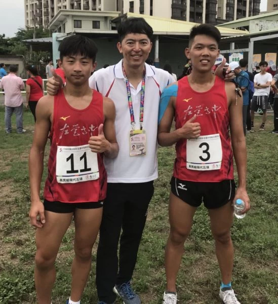 左營高中黃睿清(右)在現代五項高男組奪金,並與教練林生祥及得第八的潘上文合影。大會提供