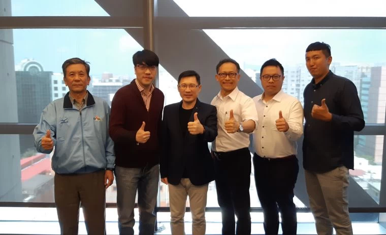 高雄市政府運動發展局程紹同局長(左三)率團,拜會味全龍吳德威(左二)領隊及球團籌備處。高雄市政府運動發展局提供