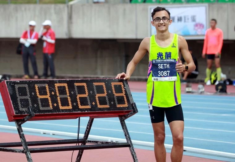 光榮國中SETH國男1500m跑出4:02.29破大會,也將保持40年的國男1500m史上最快成績4:04.4送入歷史。林嘉欣/攝影。