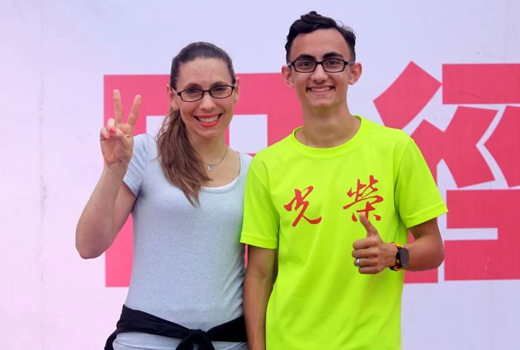 光榮國中SETH(右)和媽媽。林嘉欣/攝影。
