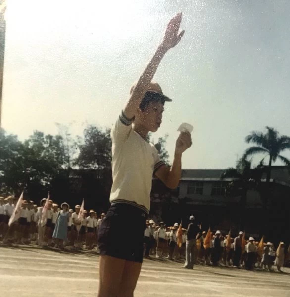 黃春榮國小時擔任校慶宣誓代表。黃春榮/提供。