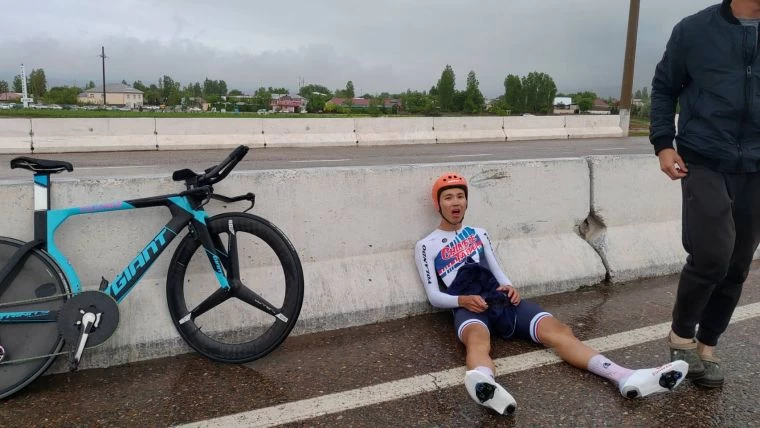 杜志濠抵達終點後氣力放盡。中華民國自由車協會提供