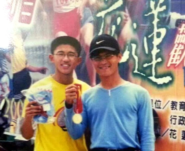 90年花蓮全中運國男全能金牌林宗翰(左)和教練張勝煇合影。張勝煇/提供。