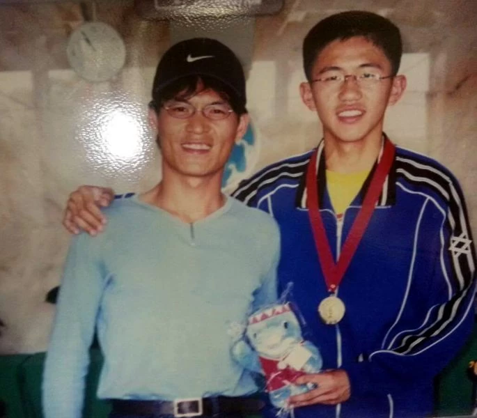 90年花蓮全中運國男全能金牌林宗翰(右)和教練張勝煇合影。張勝煇/提供。