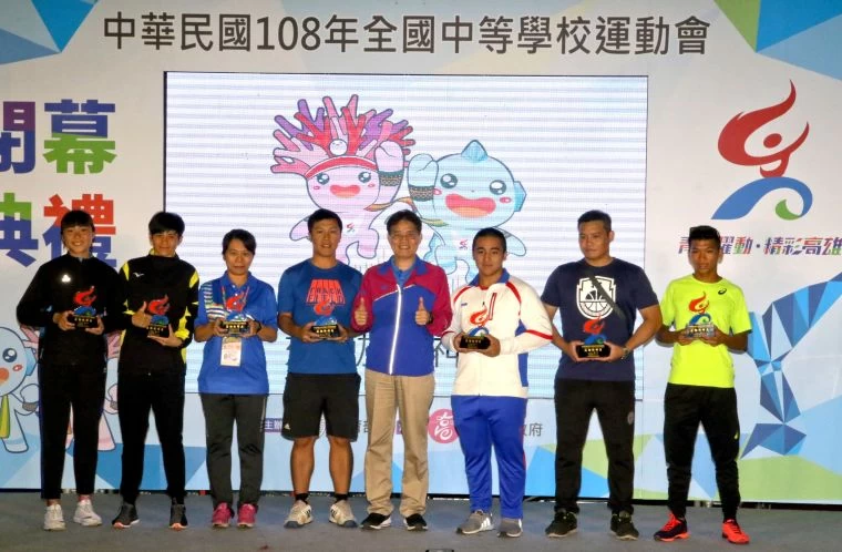 體育署署長高俊雄(右4)頒發運動精神獎得將學校與個人。大會提供
