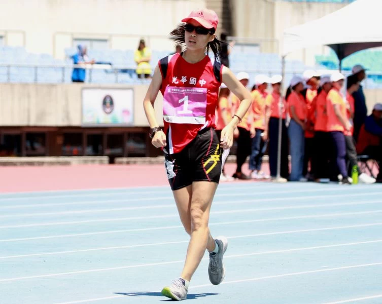 國女5000公尺競走決賽,新竹市光華國中黃芷誼25:36.47破大會。林嘉欣/攝影。