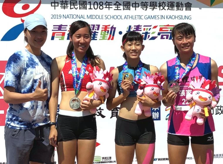 麥寮高中林美秀(右二)勇奪全中運高女四百公尺跨欄金牌。林進福／提供。