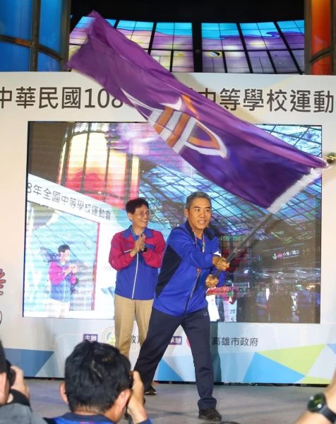 屏東縣政府祕書長邱黃肇崇接下全中運會旗。大會提供