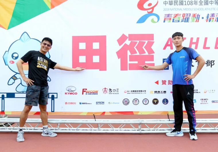 教練張勝煇(左)很欣慰,高振文(右)能在鑄成不可逆的大錯前及時回頭。林嘉欣/攝影。