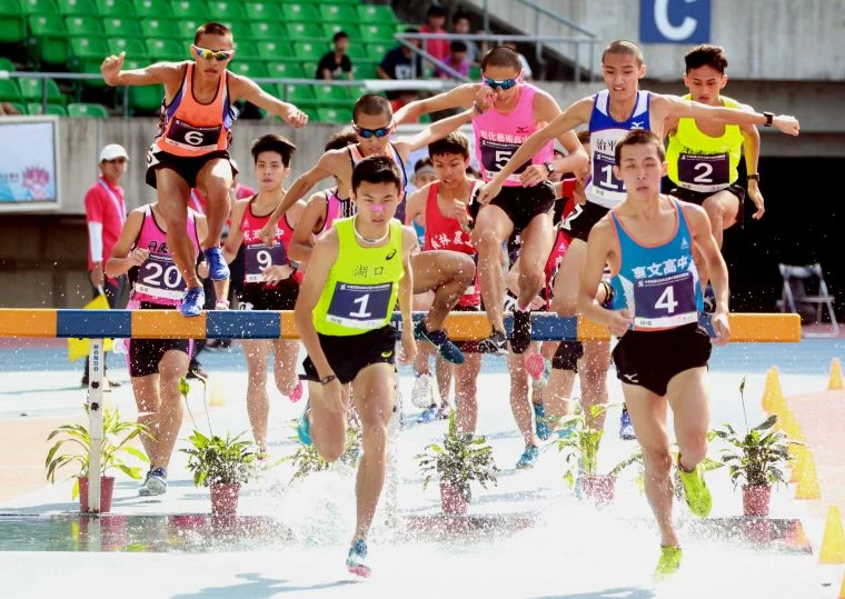 湖口高中蔡詠旭(前排左)勇奪高男3000公尺障礙冠軍。林嘉欣/攝影。