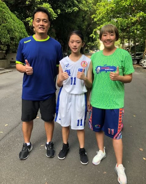 東興「三冠后」黃羿淇(中)與教練檔胡佳昕(右)、張家銘(左)