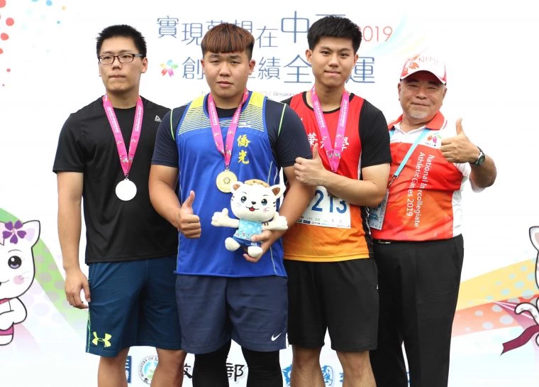 郭名譯(左二)在全大運一般男標槍三連霸。林嘉欣/攝影。