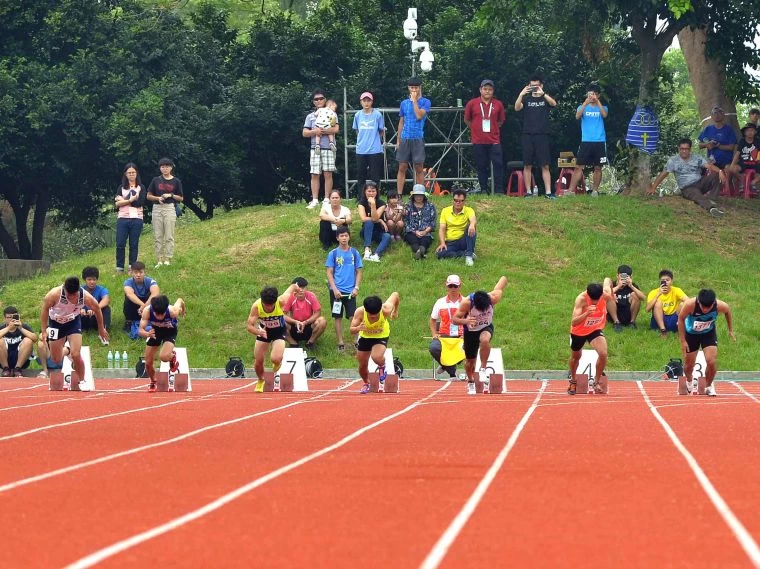 全大運公開男一百公尺預賽,楊俊瀚(右三)因起跑犯規遭取消資格。趙峻郁/提供。