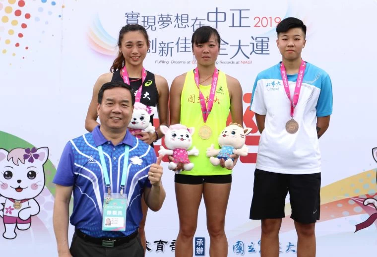 公開女子組撐竿跳高前三名。林嘉欣/攝影。