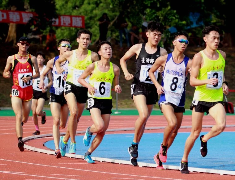 國立體大葉日鴻(前)在公開男一萬公尺三連霸。林嘉欣/攝影。