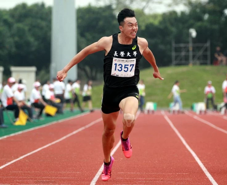 長榮大學王晨佑勇奪公開男混合運動金牌。林嘉欣/攝影。