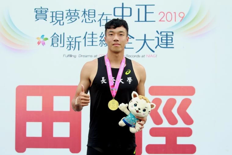 長榮大學王晨佑勇奪公開男混合運動金牌。林嘉欣/攝影。