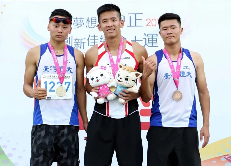 四百公尺前三名楊隆翔(中)、臺灣體大余晨逸(左)和賴冠宇。林嘉欣/攝影。