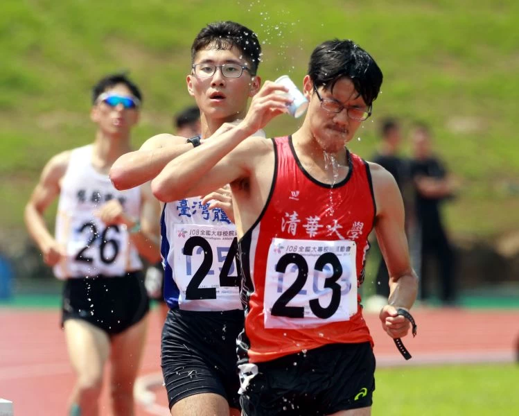 全大運公開男子組1萬公尺競走,張洧綝(前起)、張洧睿金包銀。林嘉欣/攝影。