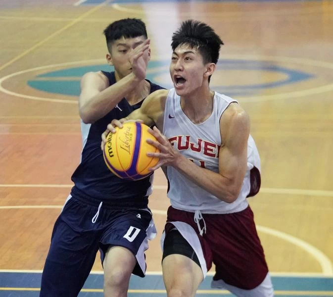 輔仁大學B最後靠著楊承翰(右)的外線提前以21比13奪冠。大會提供