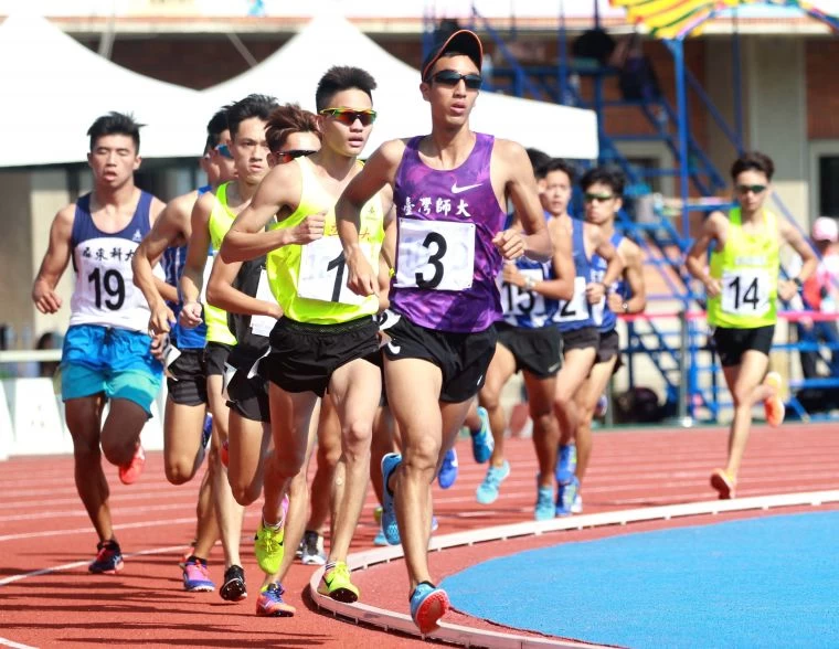 公開男5000公尺決賽,台灣師大李奇儒(前)14:46.89首度稱王。林嘉欣/攝影。