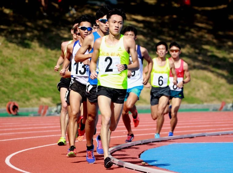 國立體大葉日鴻(前)5000公尺三連霸失利。林嘉欣/攝影。