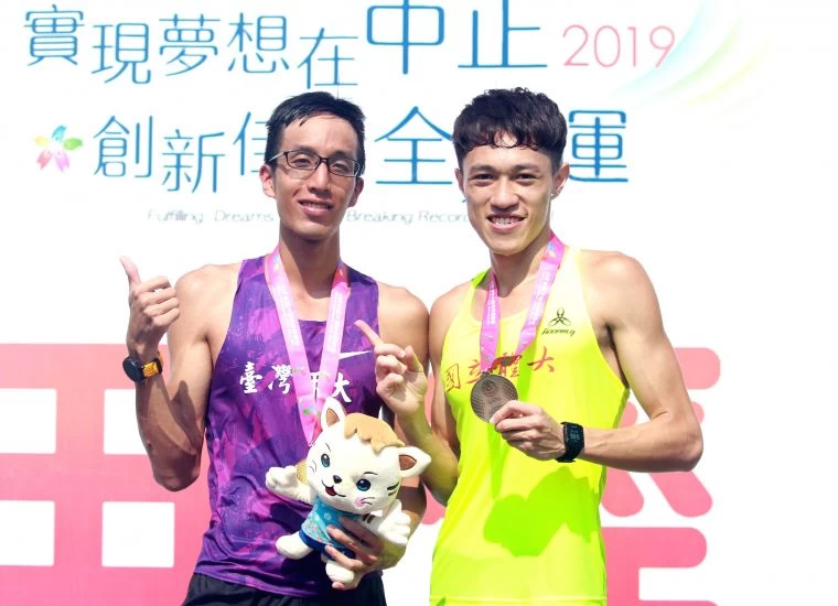 李奇儒(左)鼓勵衛冕失利得第三的葉日鴻養好傷後再一決高下。林嘉欣/攝影。