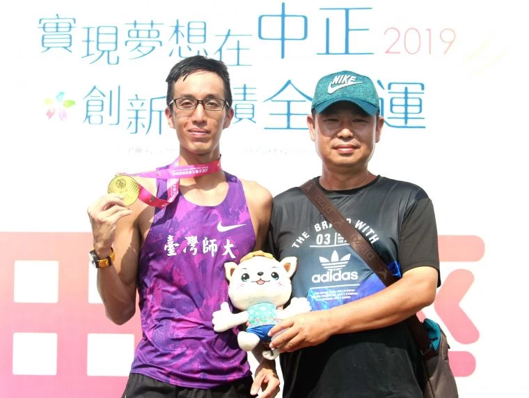 李奇儒和教練張國忠。林嘉欣/攝影。