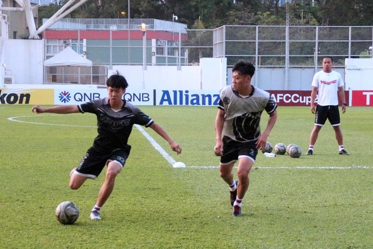 航源FC隊29日在比賽場地旺角大球場賽前練習。航源FC提供