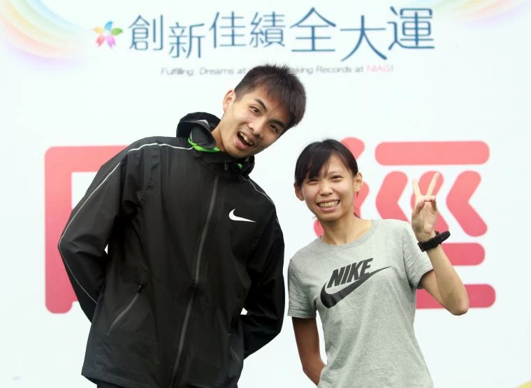 曹純玉(右)打破高懸11年大會紀錄後,開心和教練陳囿任合影。