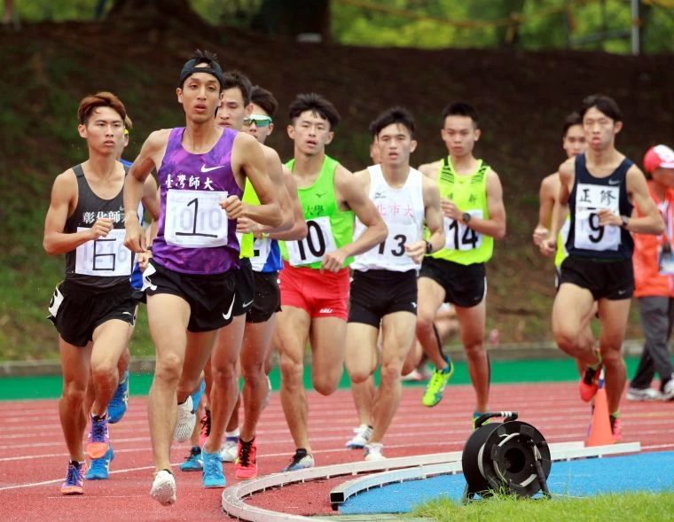 李奇儒(前)在全大運公開男生組3000公尺障礙決賽再添一金。林嘉欣/攝影。