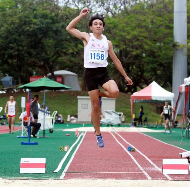 北市大林佳興8公尺07首度在全大運公開男子組跳遠稱王。林嘉欣/攝影。